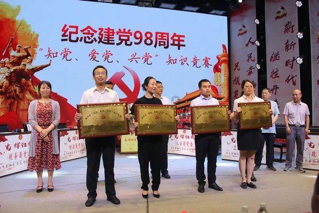 逃离黑白系房屋